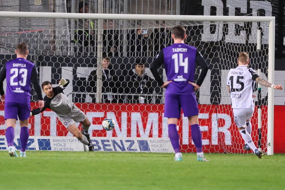 Das Tor des Tages: Alexander Mühling (31, r.) verwandelte den strittigen Elfmeter nach einer halben Stunde. FCE-Keeper Martin Männel (35) ahnte die Ecke, kam aber nicht heran.