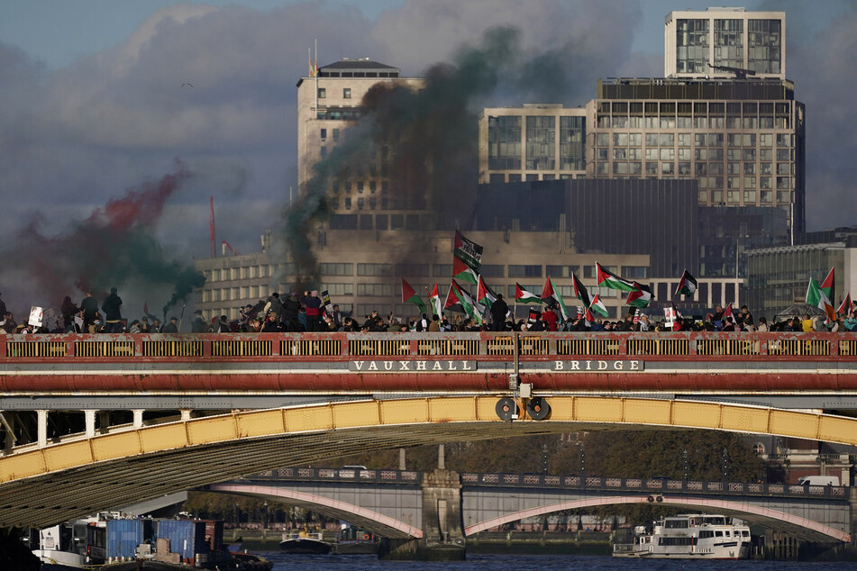 Demonstranten schwenkten Fahnen und hielten Fackeln gen Himmel während einer pro-palästinensischen Demonstration.