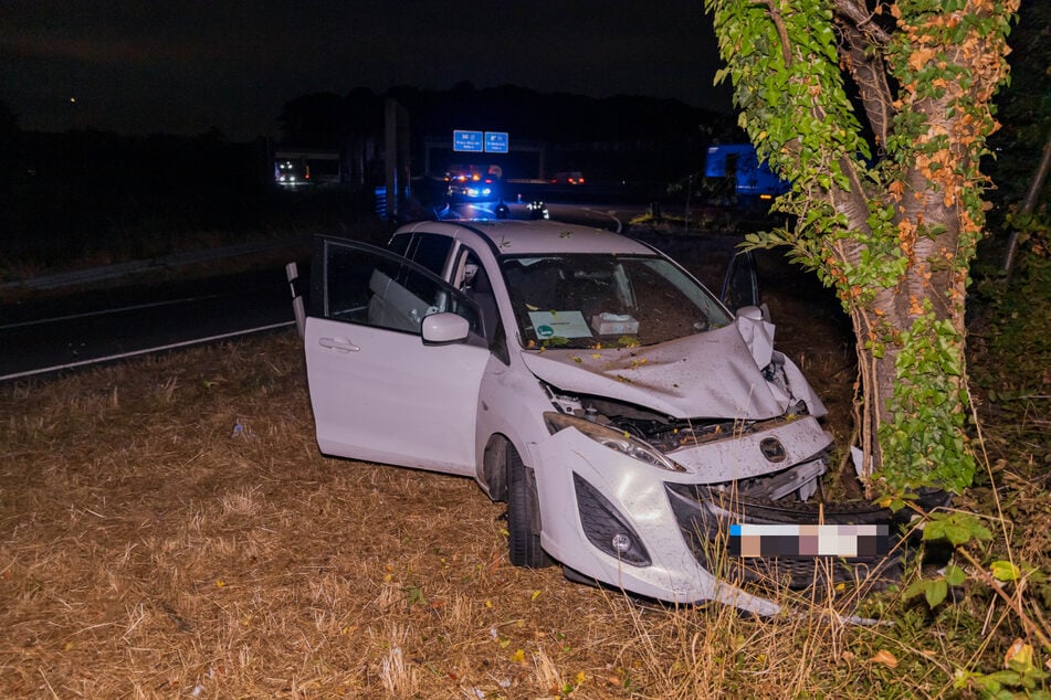 Unfall A3: Heftiger Unfall auf der A3: Mazda kracht in Baum - 14-Jährige lebensgefährlich verletzt