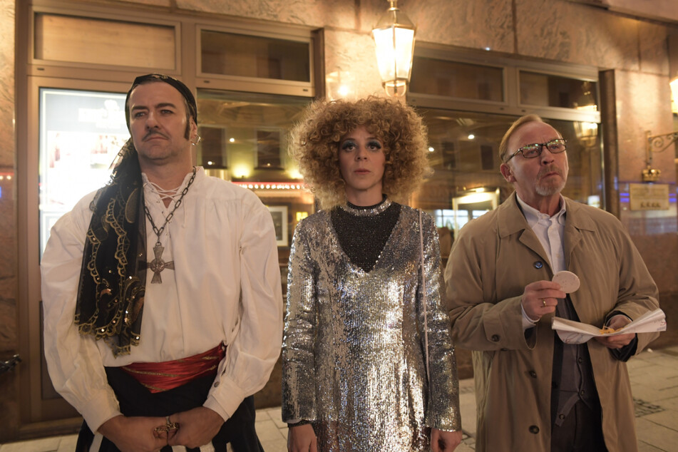 Die drei Kommissare Harald Neuhauser (l-r, Marcus Mittermeier), Angelika Flierl (Bernadette Heerwagen) und Ludwig Schaller (Alexander Held) warten in der Spielhalle Nevada auf Schmidinger in einer Szene aus "München Mord - Der Letzte seiner Art".