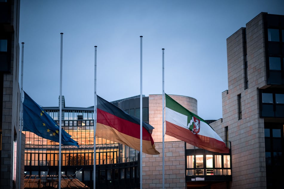 Die Flaggen an den öffentlichen Gebäuden in Nordrhein-Westfalen werden am Freitag auf halbmast gesetzt.