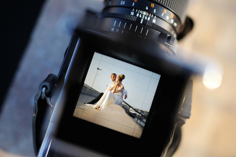 Ein Paar hat möglicherweise nur wenige Fotos von seinem Hochzeitstag zu zeigen, nachdem eine Freundin nach einer Meinungsverschiedenheit alle Bilder löschte. (Symbolbild)