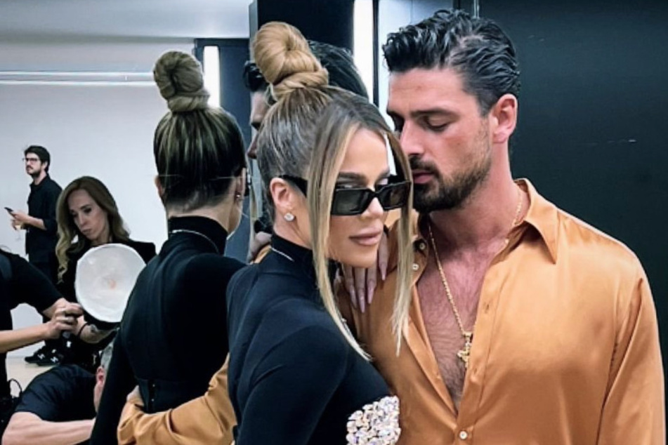 Khloé Kardashian finally revealed what happened with the "hunky" Michele Morrone (r.) at the Milan Fashion show for Dolce &amp; Gabbana last year.