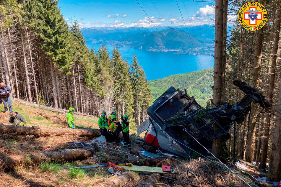 Retter arbeiten am Wrack der Gondel, die in der Nähe des Gipfels der Stresa-Mottarone-Linie in der Region Piemont am 23. Mai abstürzt war.