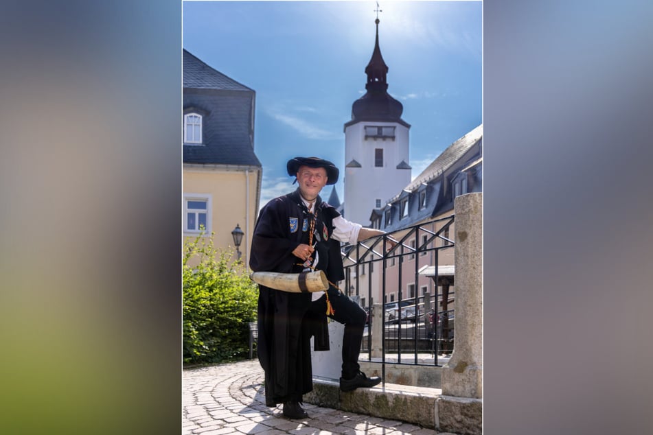 Nach dem Geläut erschallt der Türmerruf über der Altstadt von Schwarzenberg. Gerd Schlesinger (65) läutete die Glocken der Kirche St. Georgen bereits mit 14 Jahren.