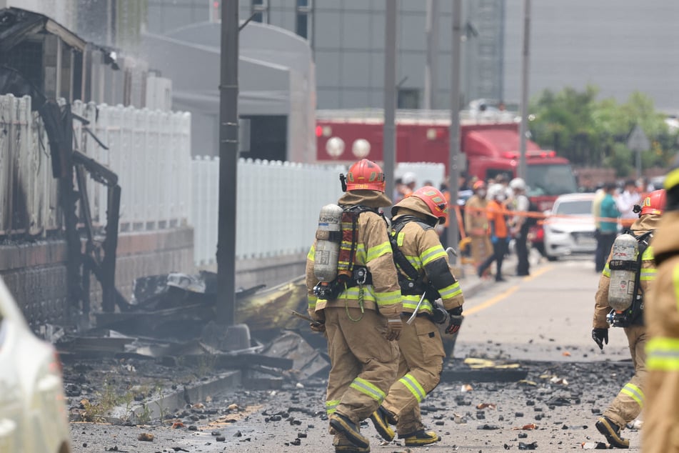 Feuerwehrkräfte sind im Einsatz, um die Menschen in der Fabrik zu retten.