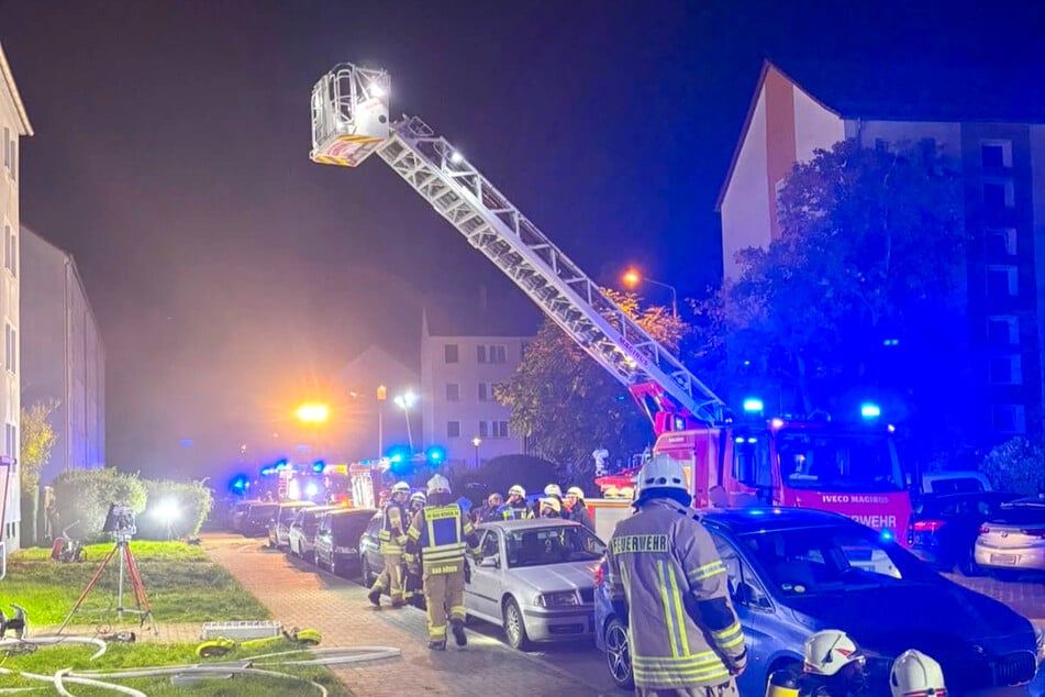 Dramatische Szenen während Feuer in Wohnhaus: Bewohner springt von Balkon