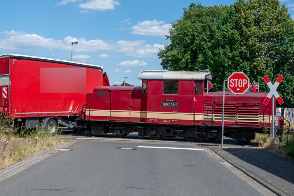 Die historische Diesellokomotive rammte den Lkw am Bahnübergang.