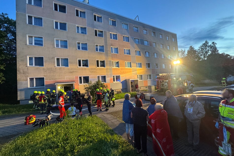 Feueralarm in Zwickau am Donnerstagabend: In diesem Plattenbau wurde ein Feuer gelegt. Zahlreiche Rettungskräfte waren vor Ort.