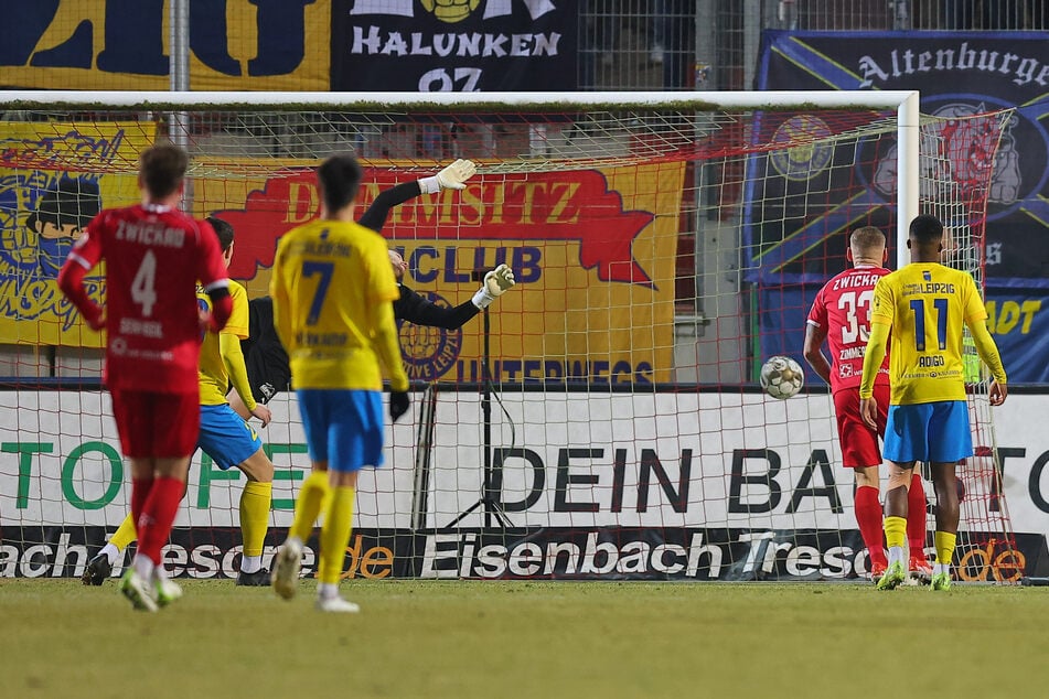 In der 42. Minute flatterte der Ball ins Lok-Tor - 2:0 für den FSV Zwickau.