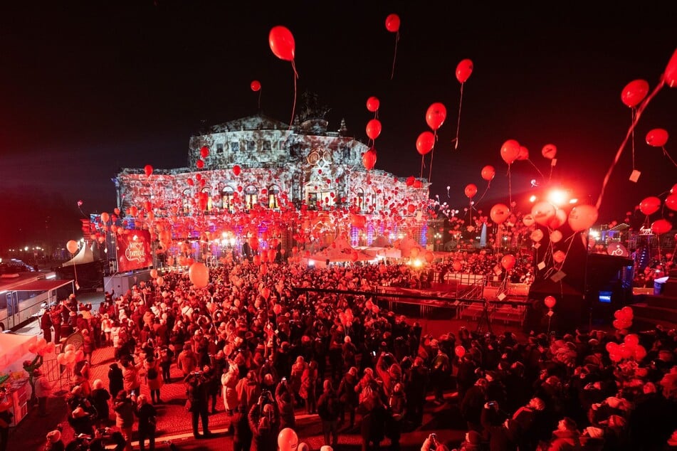 Auch auf dem Theaterplatz feierten zahlreiche Dresdner mit.