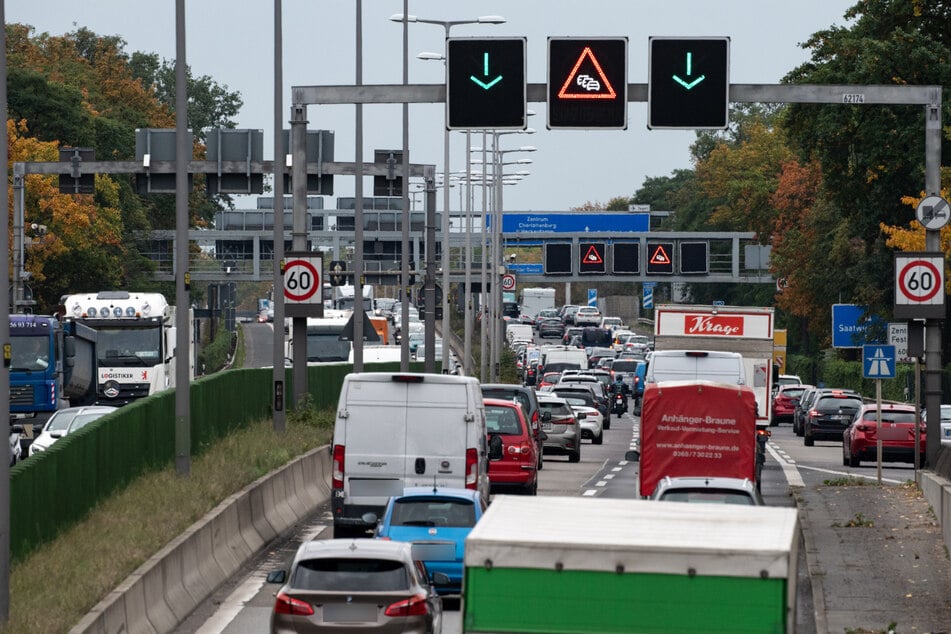 Während der Unfallaufnahme war die Auffahrt Heckerdamm komplett gesperrt. (Symbolbild)