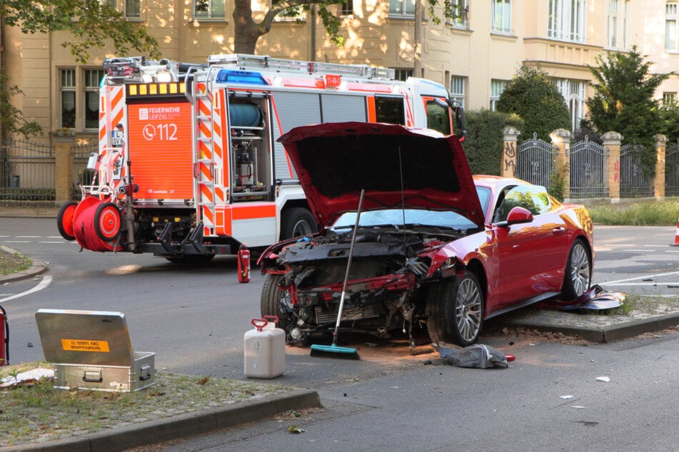 Der Ford Mustang kam nach dem Crash auf einer Verkehrsinsel zum Stehen.