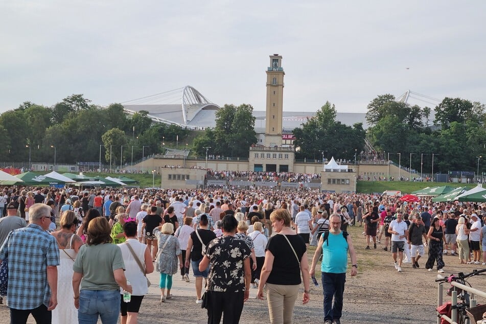 Zehntausende Fans machten sich am Freitagnachmittag auf den Weg ins Stadion.