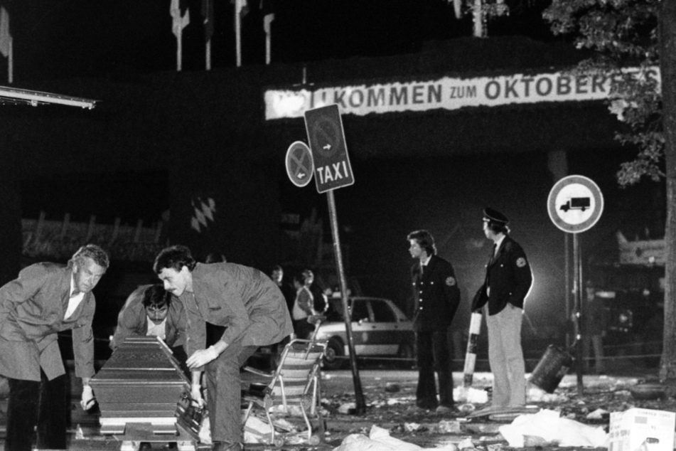 Ein Sarg wird vom verwüsteten Tatort beim Oktoberfest weggetragen. (Archiv)