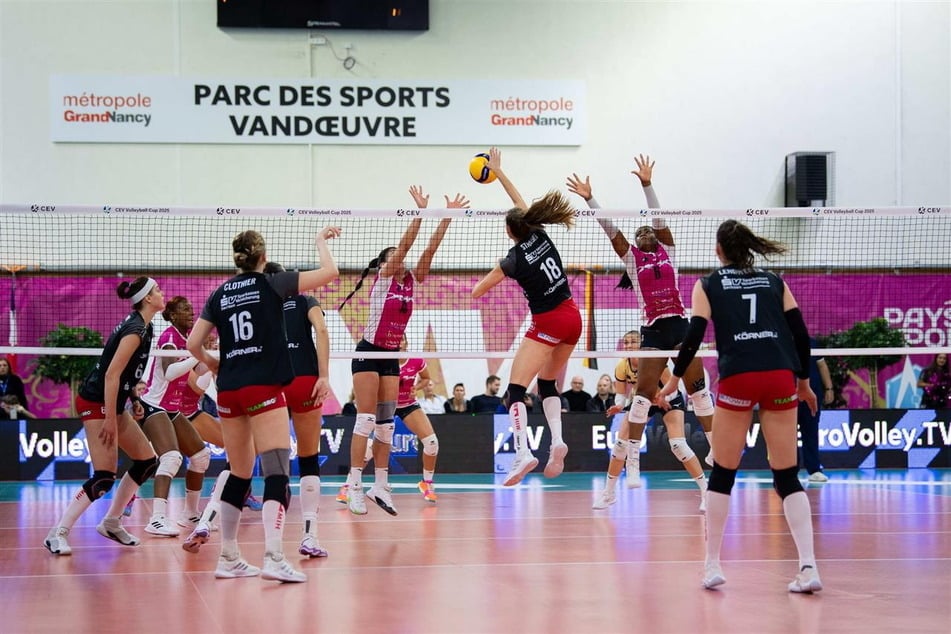 Für Sarah Straube (Nr. 18) &amp; Co. gab es in Frankreich gegen Nancy eine 1:3-Niederlage.