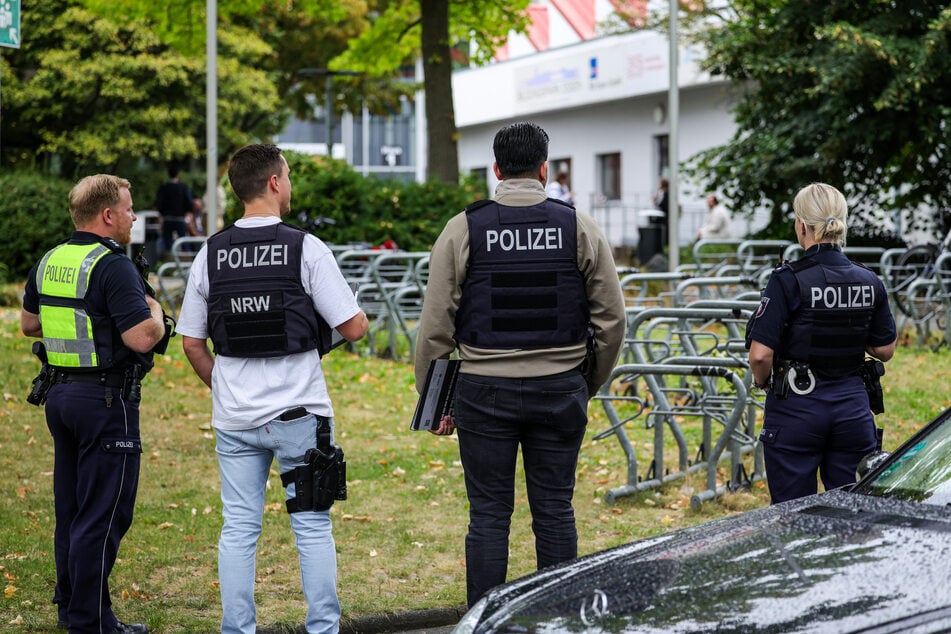 Polizeibeamte vor dem Berufskolleg, in dem ein Angriff auf eine Lehrerin stattgefunden hat.