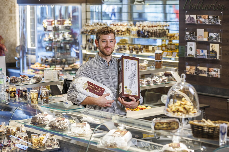 Firmenchef Clemens Eisold (35) präsentiert den ersten Stollen, der in der Backstube des "Café Toscana" gebacken wird.