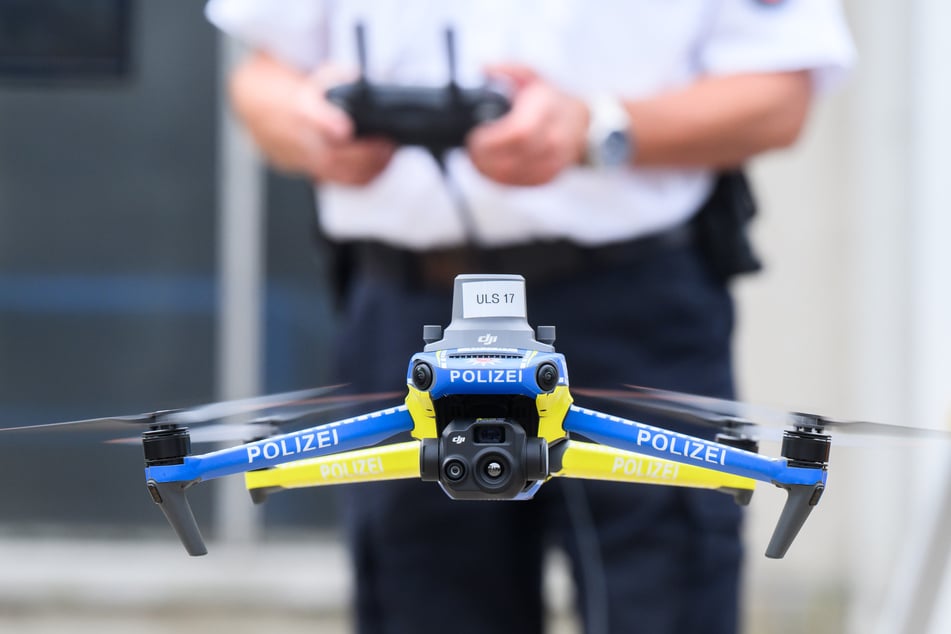 Dank einer Drohne konnte die Polizei im Landkreis Esslingen eine vermisste Person aufspüren. (Symbolbild)