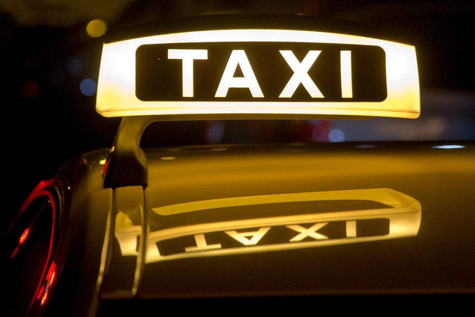 Der Taxifahrer (28) wurde leicht verletzt und brauchte keine ärztliche Behandlung. (Symbolbild)