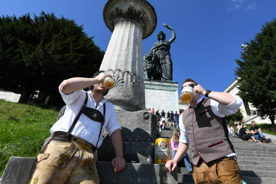 Maximilian (l.) und Michael trinken pünklich um 12 Uhr ihr mitgebrachtes Bier unter der Bavaria.