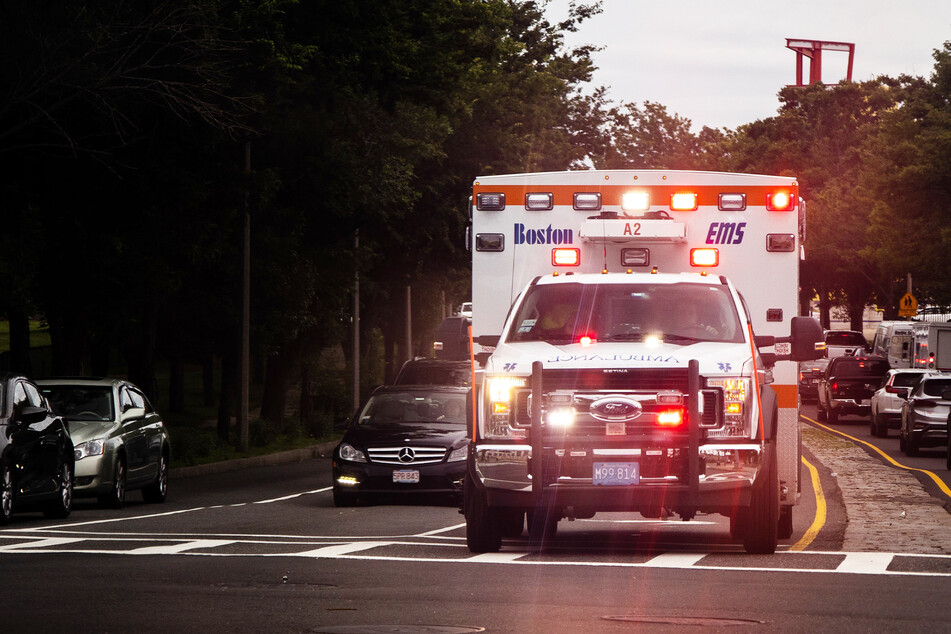 Ein Rettungswagen brachte den 18-Jährigen schnell in eine Klinik, dort wurde er reanimiert. (Symbolbild)