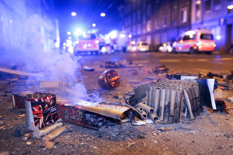 Abgebrannte Böller liegen nach der Silvesternacht auf einer Straße.