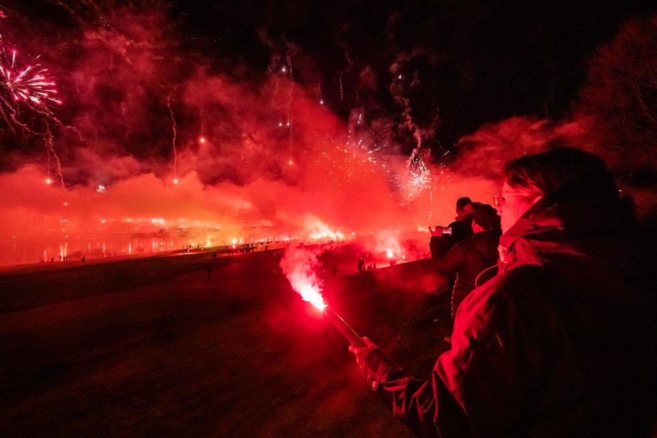 Sportgemeinschaft Dynamo Dresden“-Feuerwerk - Faszination Fankurve