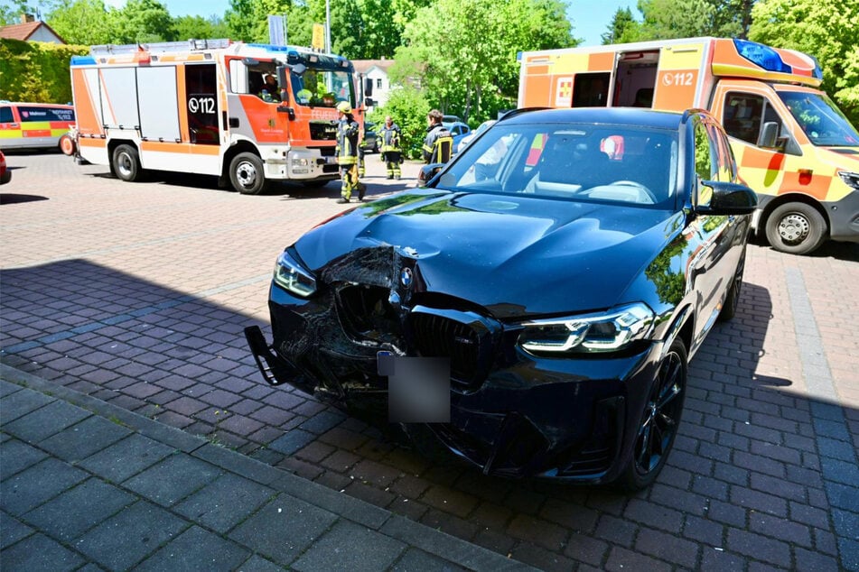 Der BMW wurde vorn heftig beschädigt.