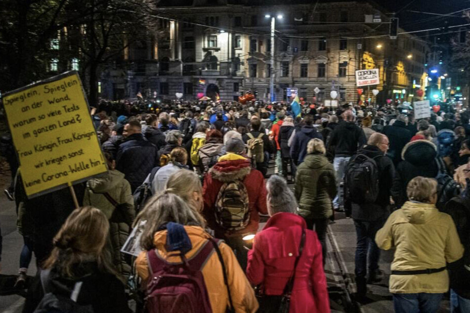 Nach der Groß-Demo am Samstag in Leipzig werden die Regeln für Versammlungen in Sachsen überarbeitet.