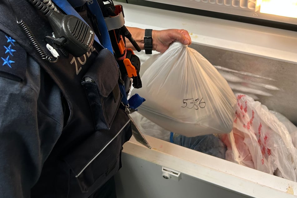 In der Gefriertruhe werden die Lebensmittel zwischengelagert. Am Ende wird aber aufgrund tierseuchen- und pflanzenschutzrechtlicher Bestimmungen alles vernichtet.