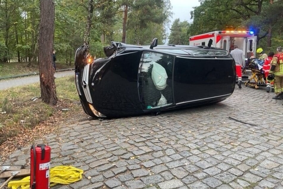 Ein Löschfahrzeug richtete den Mercedes nach dem Unfall wieder auf.