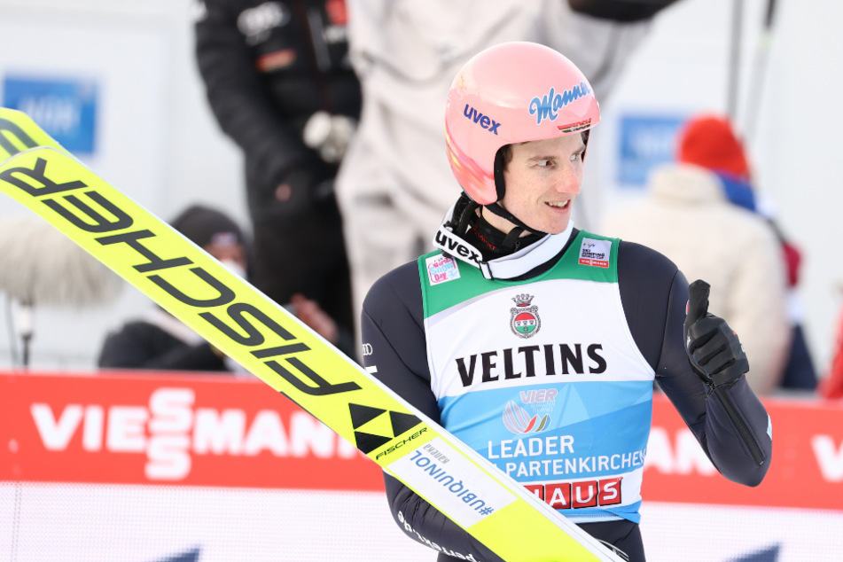 Karl Geiger freut sich über seinen soliden Sprung auf Platz 5.