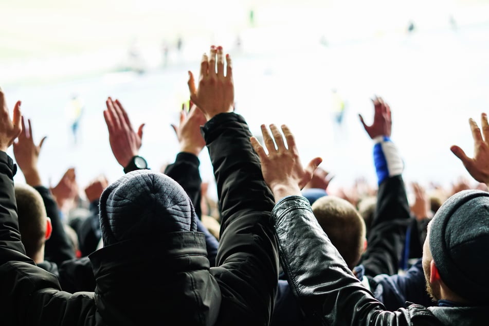Die Fußballfans zogen durch Halle und fielen durch ihre Aggressivität auf. (Symbolbild)