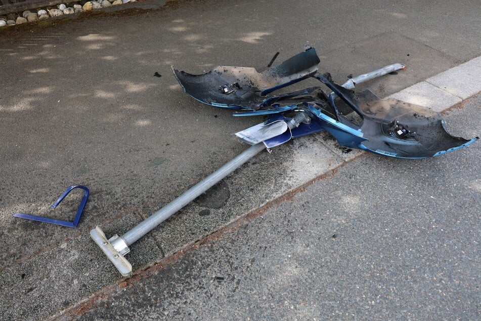Das Auto knallte am Dienstagvormittag gegen ein Straßenschild.