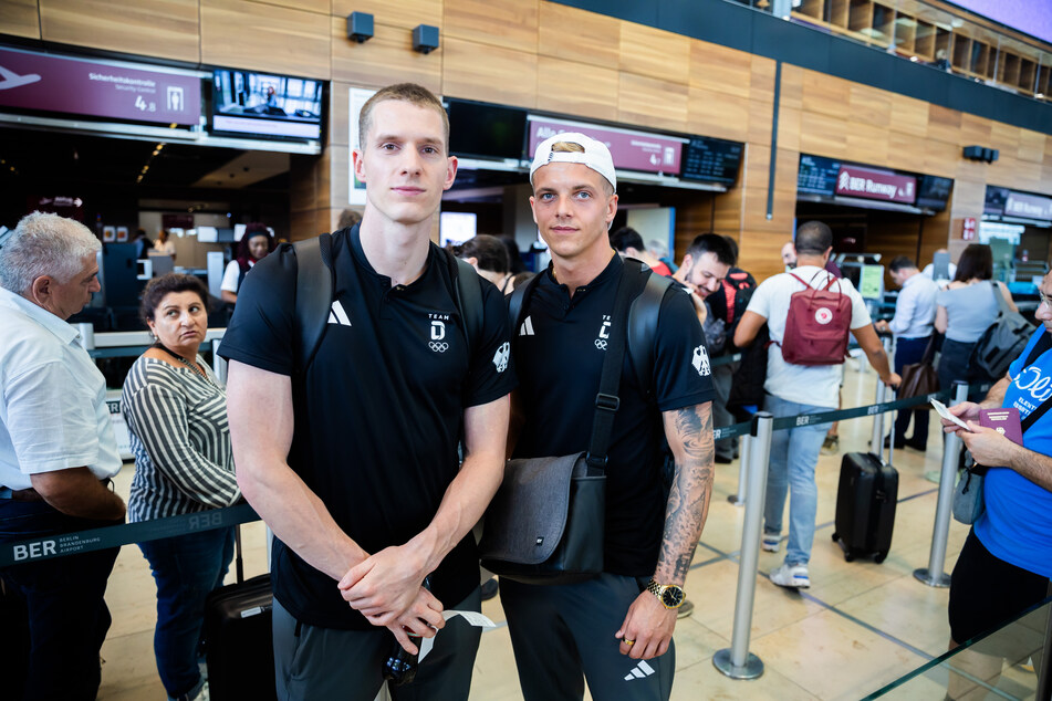 Die Wasserspringer Lars Rüdiger (28, l) und Timo Barthel (28) konnten ihre Reise zu den Olympischen Spielen in Paris ebenfalls erst mit Verspätung antreten.