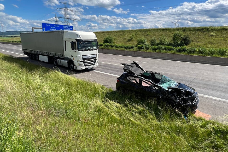 Unfall A4: Keine Rettungsgasse gebildet! Opel kracht auf A4 unter Lkw