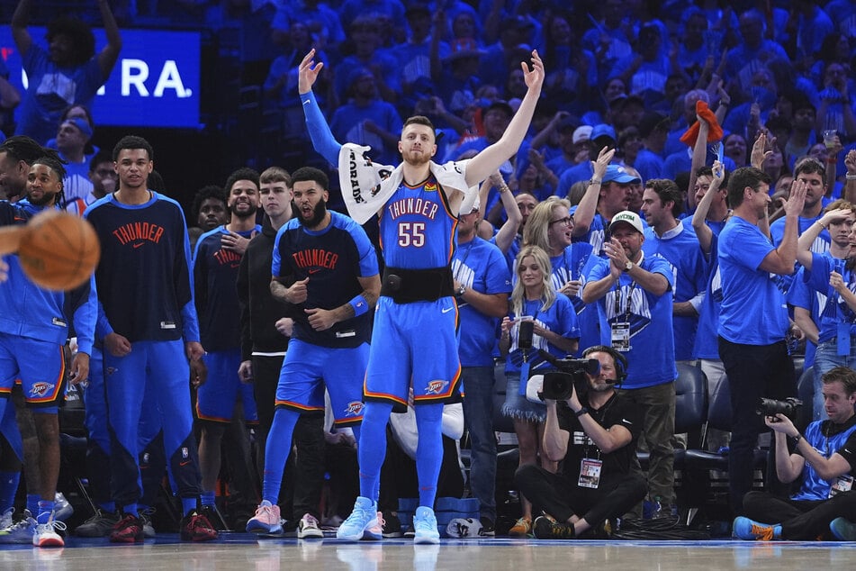 Der deutsche Profi Isaiah Hartenstein (Nr. 55) und seine Oklahoma City Thunder kürten sich am Sonntag zum neuen NBA-Champion.