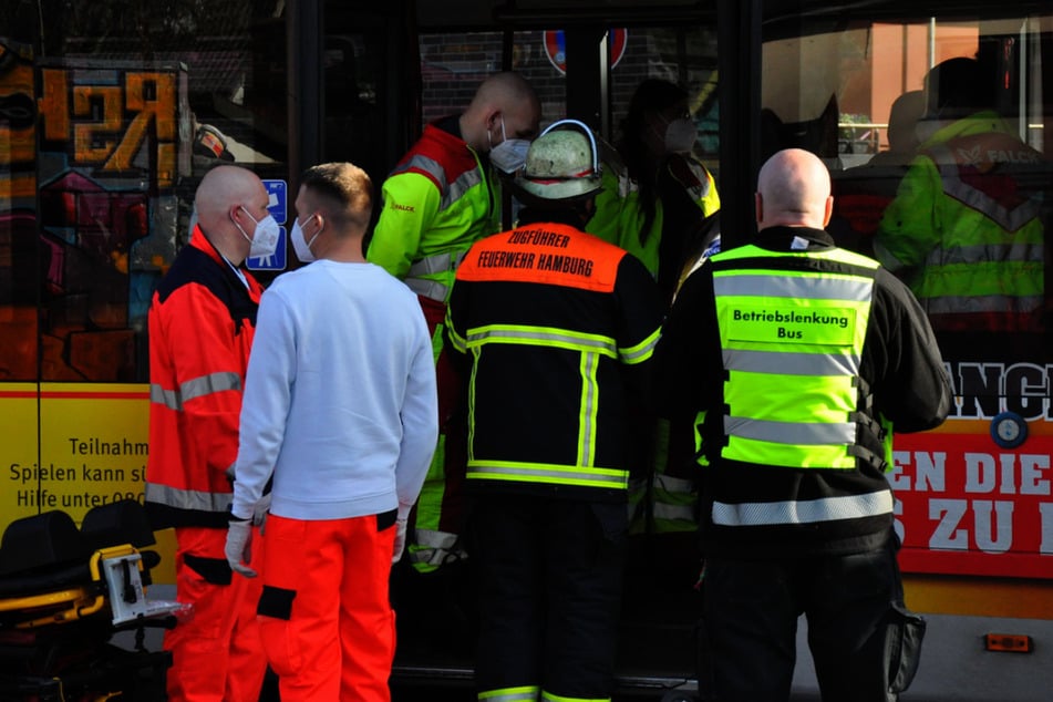 Mitarbeiter des Rettungsdienstes versorgen die Verletzten im Bus.