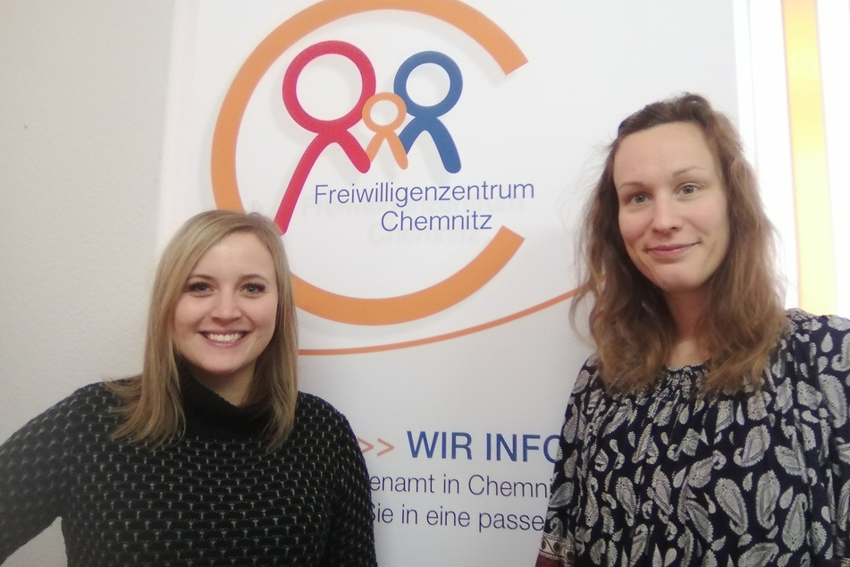 Jeannine Pohland (31, l.) und Nina Krauße vom Freiwilligenzentrum in der Reitbahnstraße helfen beim Finden des passenden Ehrenamtes.