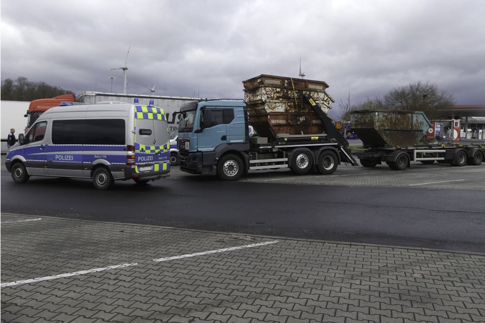 Insgesamt vier ineinander gestapelte Müllcontainer hatte die Zugmaschine geladen, während sich auf dem Anhänger nur ein einziger befand.