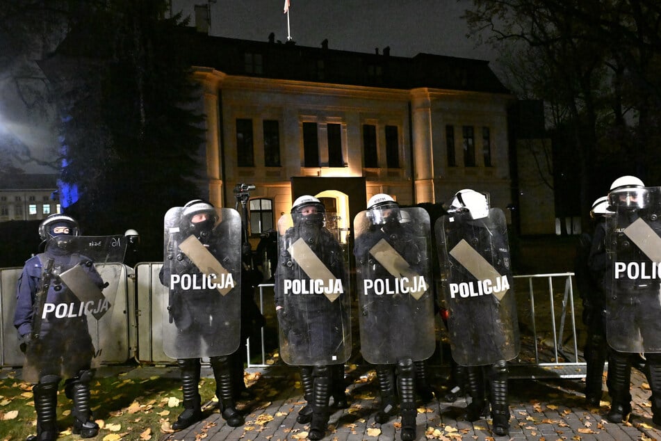 Polizisten marschierten vor dem Gebäude des polnischen Verfassungsgerichts in Warschau auf.