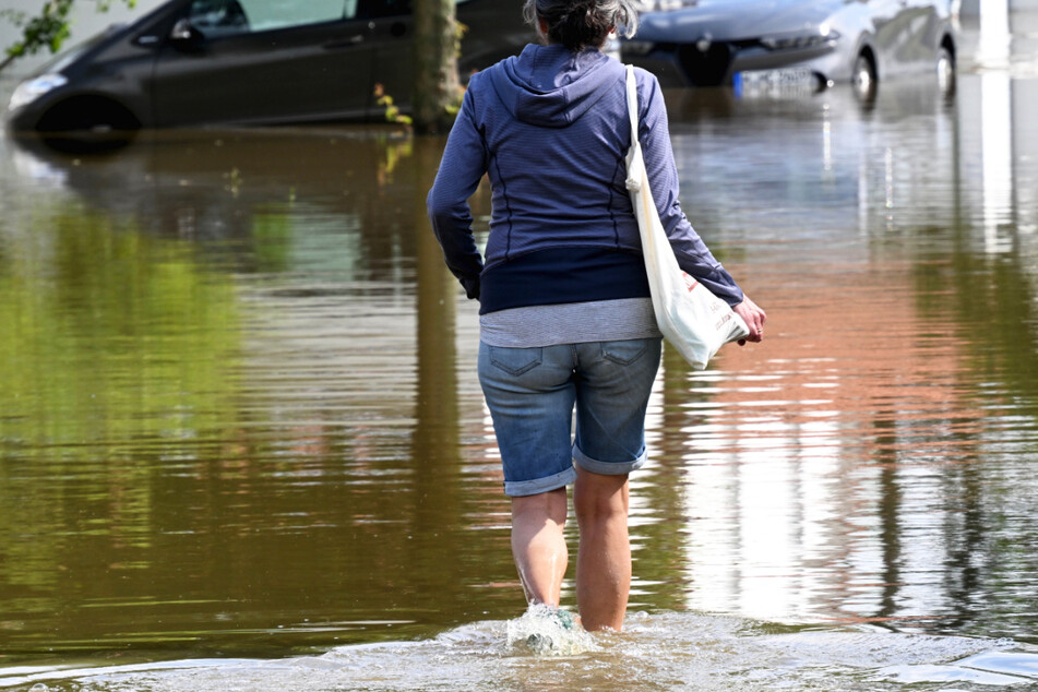Überflutete Gebiete sollten nicht zu Fuß durchschritten werden. An Schachtabdeckungen kann ein lebensgefährlicher Sog entstehen.
