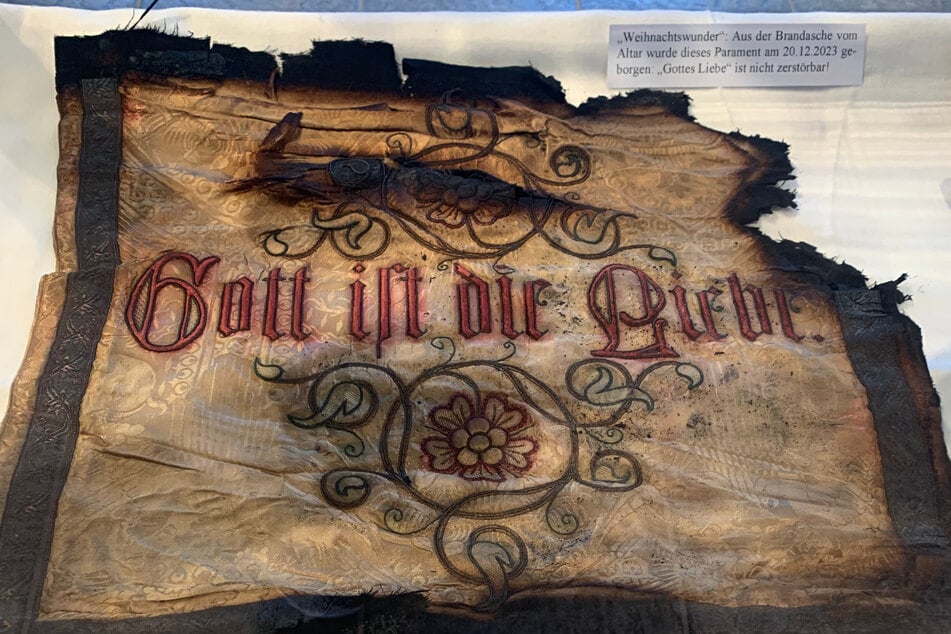 Das Wunder aus dem Brandschutt: Dieses Parament wurde aus der zerstörten Kirche geborgen.