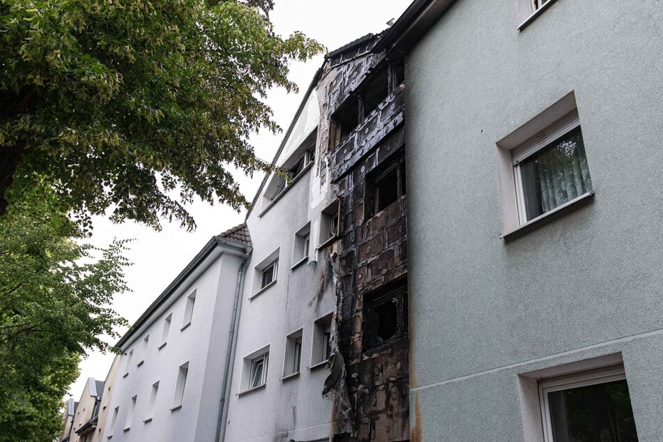 Die Fassade des Mehrfamilienhauses wurde bei dem Feuer komplett zerstört.