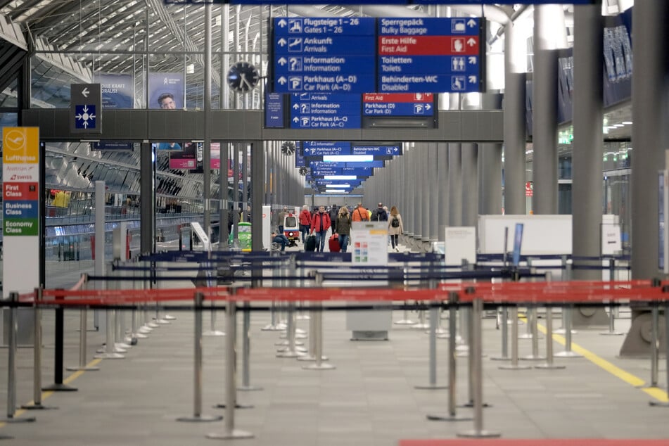 Insgesamt arbeiten derzeit etwa 1300 Menschen an den Flughäfen Halle/Leipzig und Dresden. Etwa jeder Achte soll nun noch in diesem Jahr seinen Job verlieren.