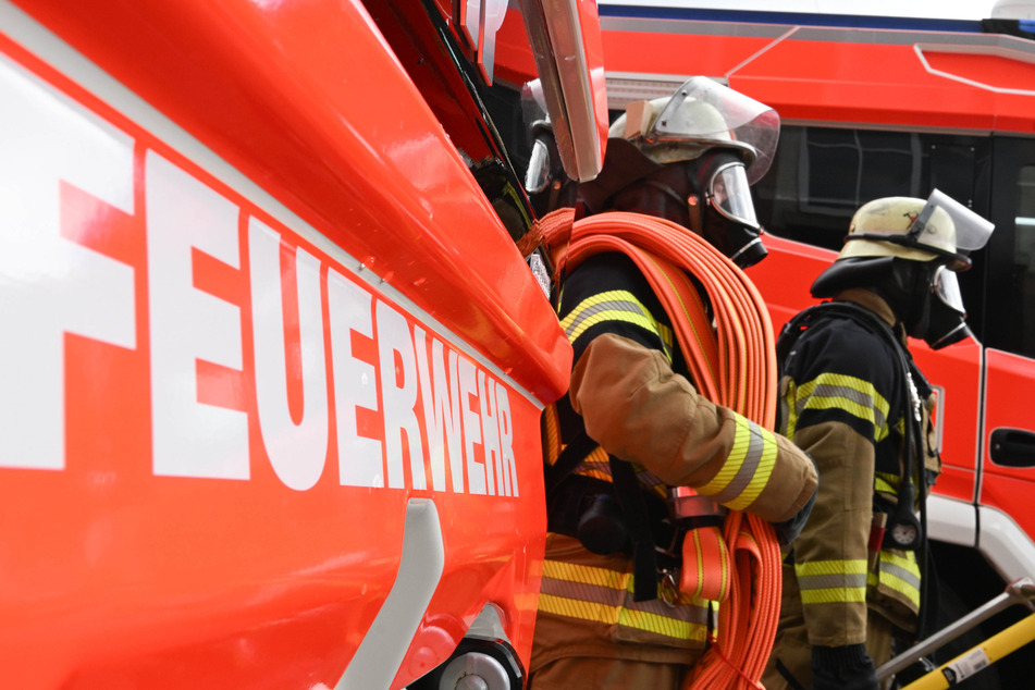 150 Feuerwehrleute im Einsatz: Wohnhaus samt Garage stehen in Flammen