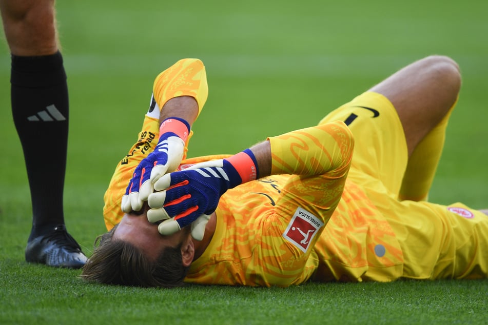 Nach seiner Verletzung beim 2:1-Sieg gegen den VfL Wolfsburg wird Eintracht Frankfurts Kapitän Kevin Trapp (34) mehrere Wochen fehlen.