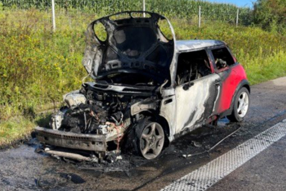 Der Mini Cooper geriet während der Fahrt plötzlich in Brand. Der 62-jährige Fahrer konnte sich gerade noch retten.