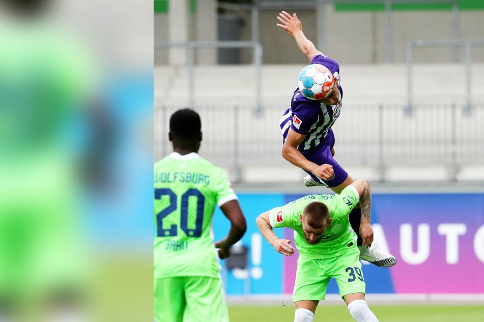 Dirk Carlson (23) steigt im Test gegen Wolfsburg dem VfLer Ole Pohlmann beim Kopfball "aufs Dach".